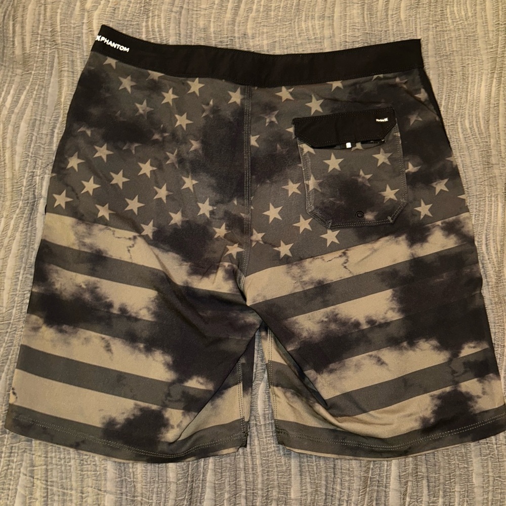 Hurley Men's Black and Brown Star-Stripe Board Shorts - Picture 4 of 4